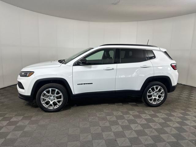 Photo of 2023 Bright White Clearcoat Jeep Compass