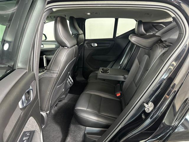Photo of 2024 Onyx Black Metallic Volvo XC40