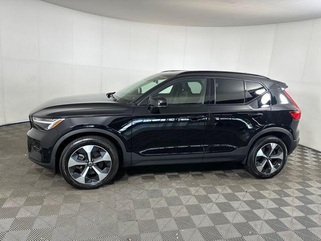 Photo of 2024 Onyx Black Metallic Volvo XC40