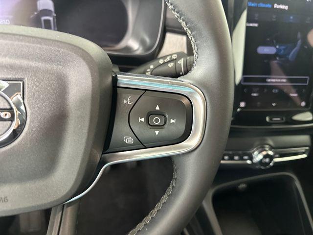 Photo of 2024 Onyx Black Metallic Volvo XC40