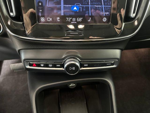 Photo of 2024 Onyx Black Metallic Volvo XC40