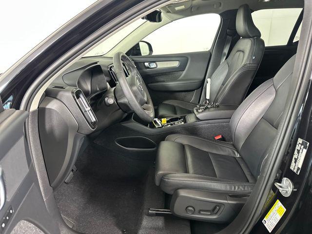 Photo of 2024 Onyx Black Metallic Volvo XC40