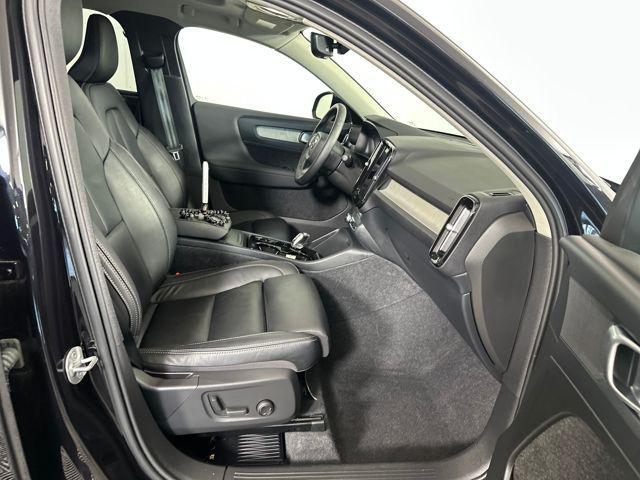 Photo of 2024 Onyx Black Metallic Volvo XC40