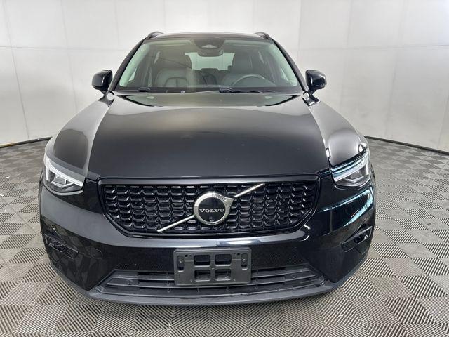 Photo of 2024 Onyx Black Metallic Volvo XC40