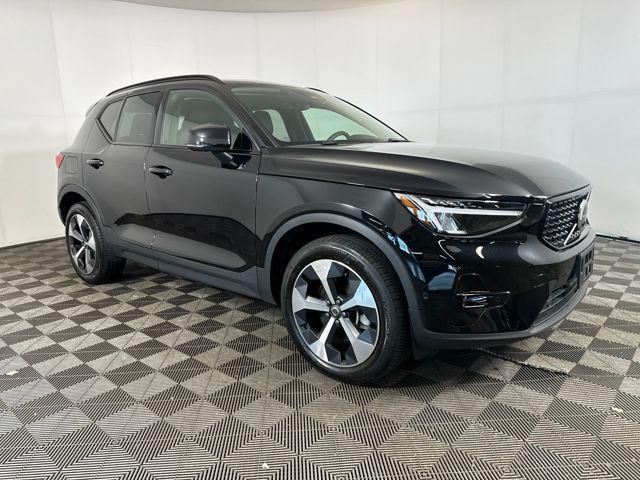 Photo of 2024 Onyx Black Metallic Volvo XC40