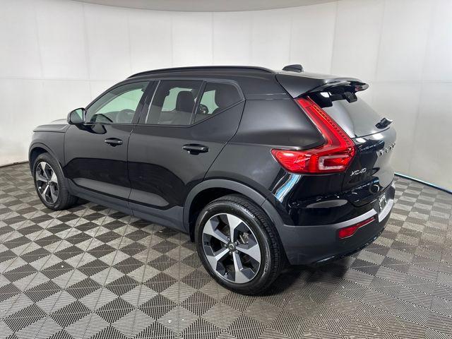 Photo of 2024 Onyx Black Metallic Volvo XC40