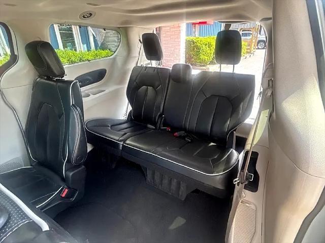 Photo of 2022 Bright White Chrysler Pacifica