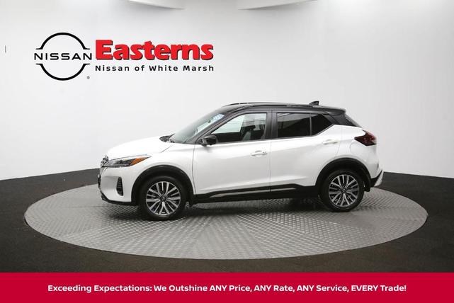 Photo of 2023 Aspen White / Super Black Nissan Kicks