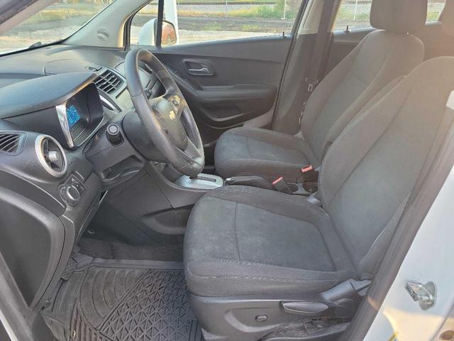 Photo of 2016 White Chevrolet Trax