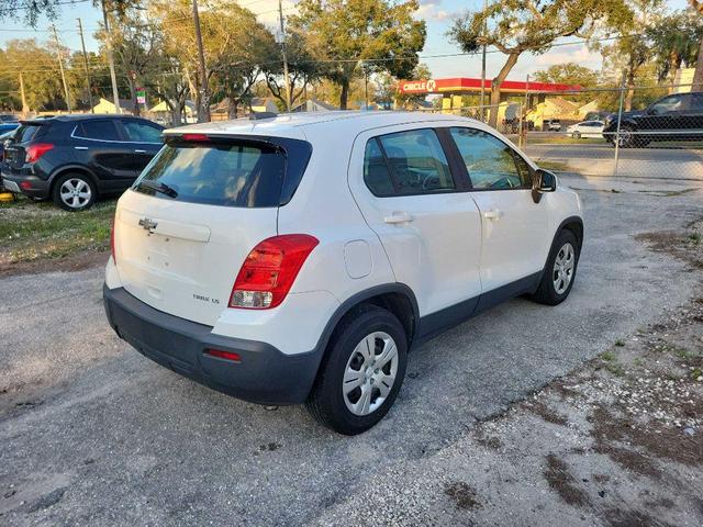 Photo of 2016 White Chevrolet Trax