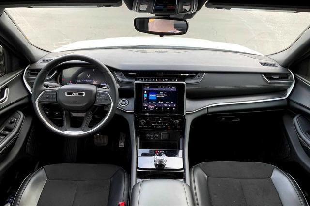 Photo of 2023 Bright White Clearcoat Jeep Grand Cherokee L
