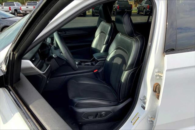 Photo of 2023 Bright White Clearcoat Jeep Grand Cherokee L