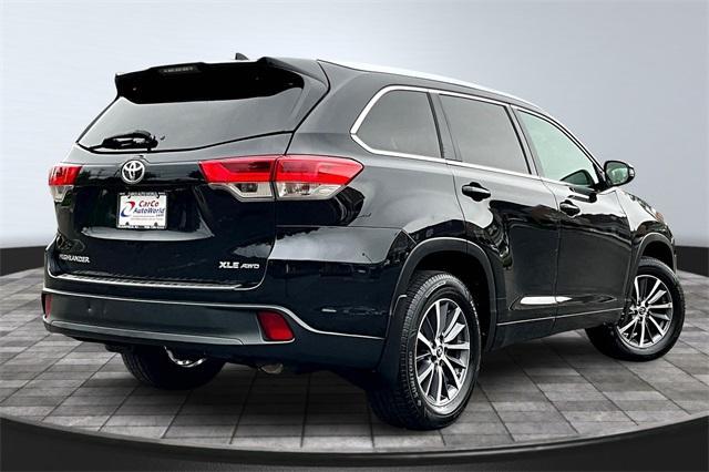 Photo of 2017 Black Toyota Highlander