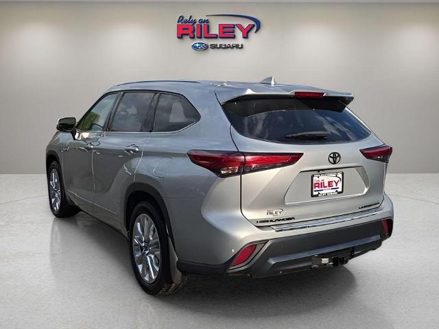 Photo of 2022 Celestial Silver Metallic Toyota Highlander
