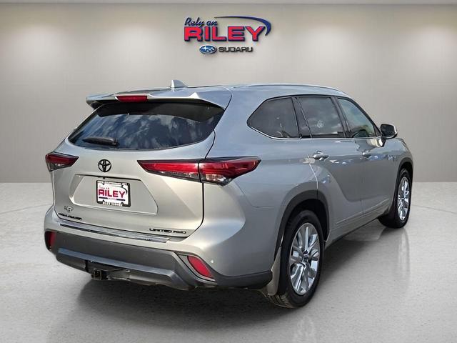 Photo of 2022 Celestial Silver Metallic Toyota Highlander