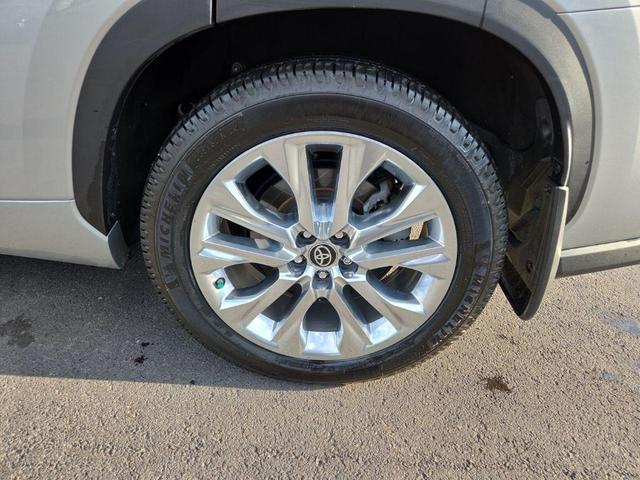Photo of 2022 Celestial Silver Metallic Toyota Highlander