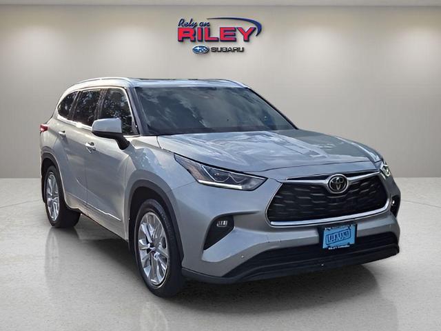 Photo of 2022 Celestial Silver Metallic Toyota Highlander