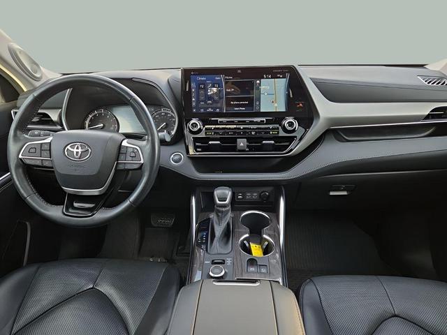 Photo of 2022 Celestial Silver Metallic Toyota Highlander