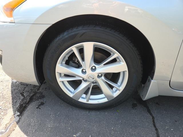 Photo of 2015 Brilliant Silver Nissan Altima