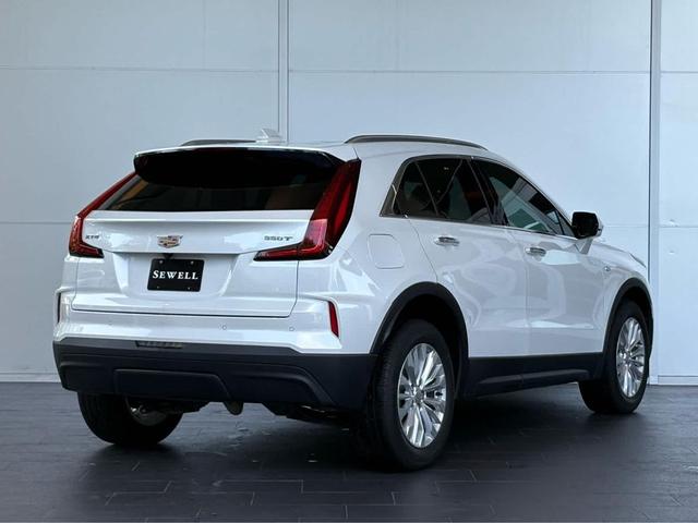 Photo of 2024 Crystal White Tricoat Cadillac XT4