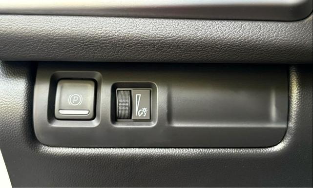 Photo of 2024 Crystal White Tricoat Cadillac XT4