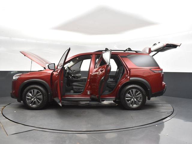 Photo of 2022 Scarlet Ember Tintcoat Nissan Pathfinder