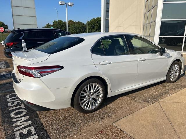 Photo of 2018 Pearl Toyota Camry Hybrid