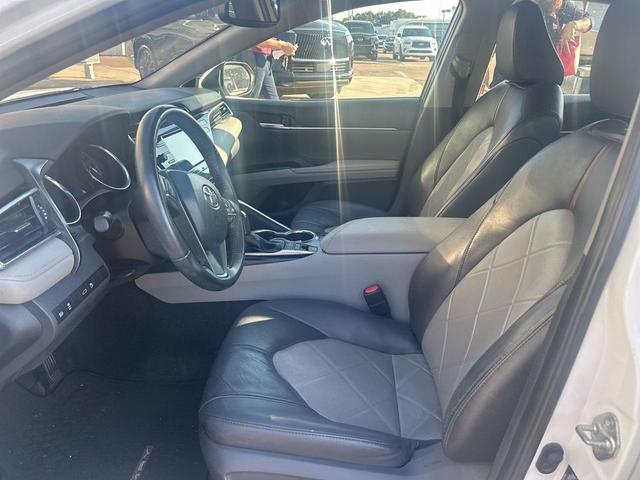 Photo of 2018 Pearl Toyota Camry Hybrid