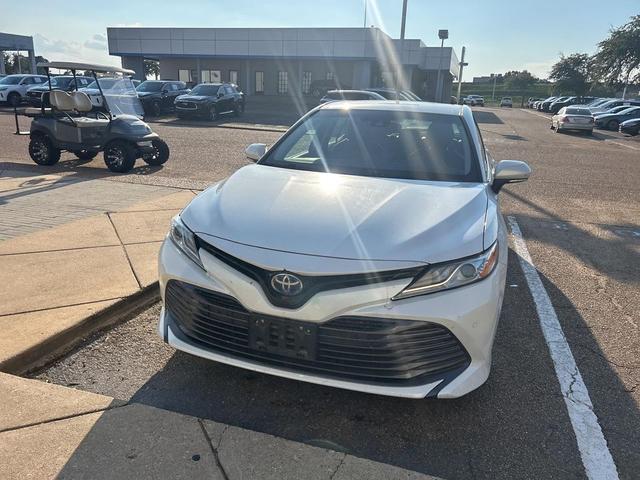 Photo of 2018 Pearl Toyota Camry Hybrid