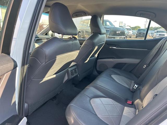 Photo of 2018 Pearl Toyota Camry Hybrid