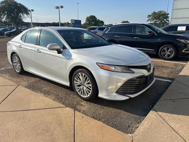 Photo of 2018 Pearl Toyota Camry Hybrid