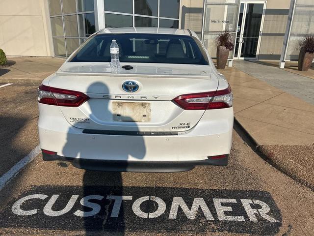 Photo of 2018 Pearl Toyota Camry Hybrid
