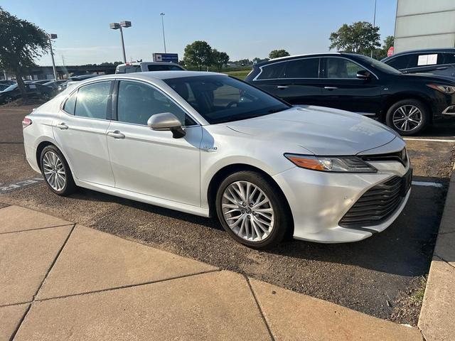 Photo of 2018 Pearl Toyota Camry Hybrid