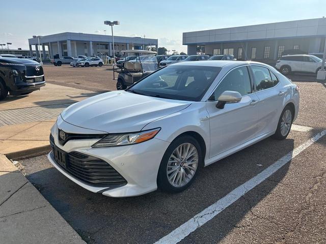 Photo of 2018 Pearl Toyota Camry Hybrid