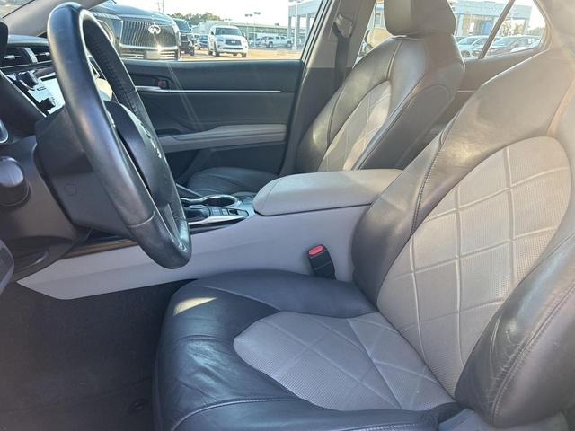 Photo of 2018 Pearl Toyota Camry Hybrid