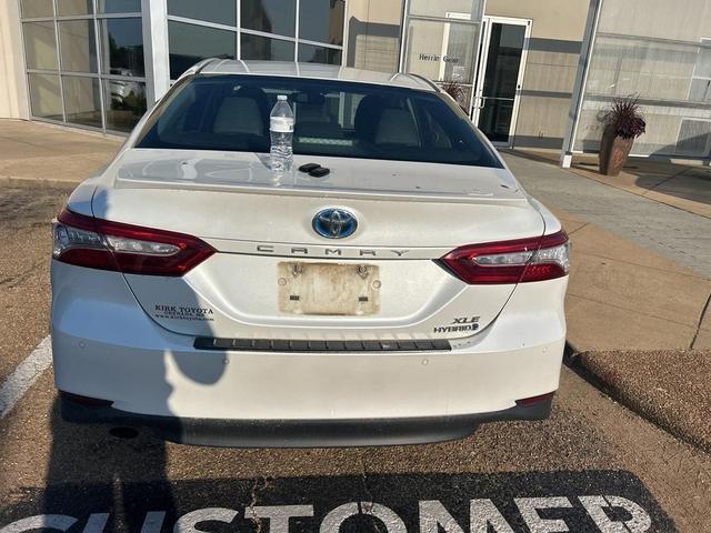 Photo of 2018 Pearl Toyota Camry Hybrid