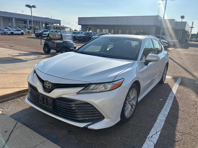Photo of 2018 Pearl Toyota Camry Hybrid