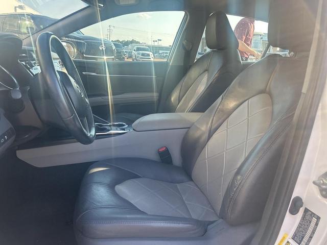 Photo of 2018 Pearl Toyota Camry Hybrid