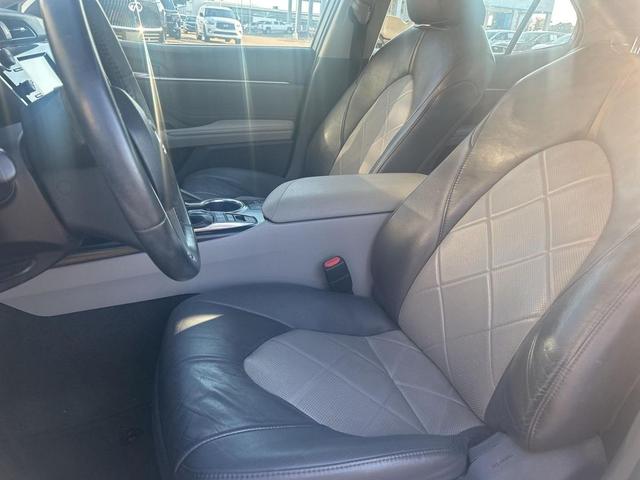 Photo of 2018 Pearl Toyota Camry Hybrid