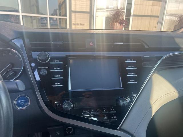Photo of 2018 Pearl Toyota Camry Hybrid