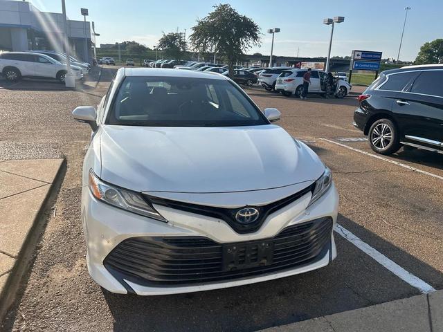 Photo of 2018 Pearl Toyota Camry Hybrid
