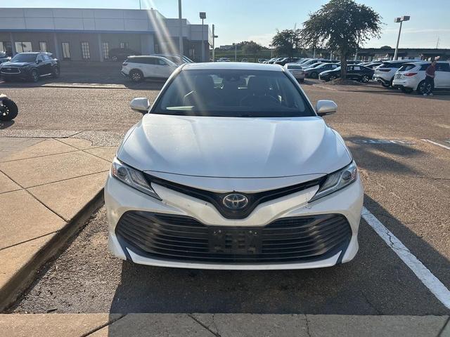 Photo of 2018 Pearl Toyota Camry Hybrid