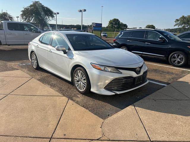 Photo of 2018 Pearl Toyota Camry Hybrid