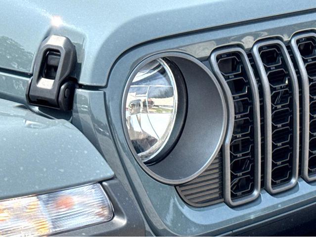 Photo of 2025 Anvil Clearcoat Jeep Gladiator
