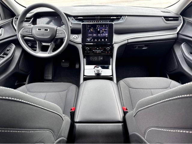 Photo of 2023 Bright White Clearcoat Jeep Grand Cherokee
