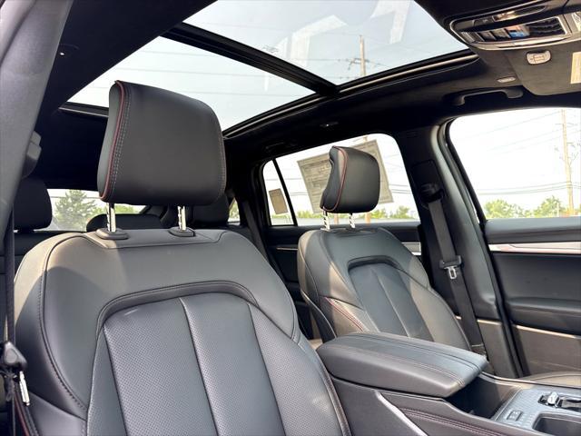 Photo of 2025 Diamond Black Crystal Pearlcoat Jeep Wagoneer S