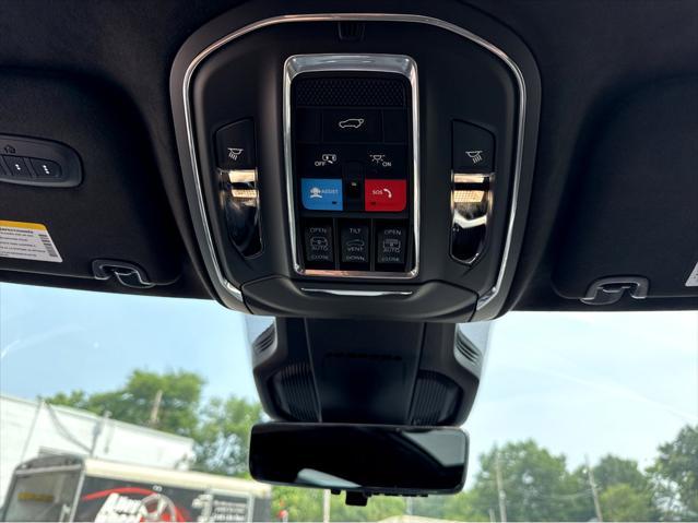 Photo of 2025 Diamond Black Crystal Pearlcoat Jeep Wagoneer S