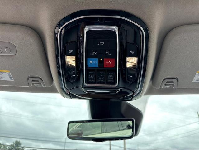 Photo of 2022 Diamond Black Crystal Pearlcoat Jeep Grand Wagoneer