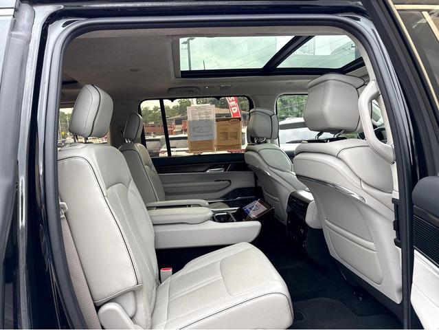 Photo of 2022 Diamond Black Crystal Pearlcoat Jeep Grand Wagoneer