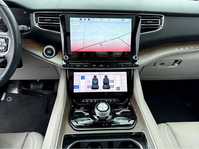 Photo of 2022 Diamond Black Crystal Pearlcoat Jeep Grand Wagoneer